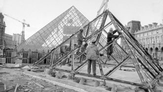 Строительство пирамиды Лувра, 1988 год.
