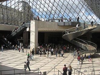 Лувр — один из старейших музеев с богато