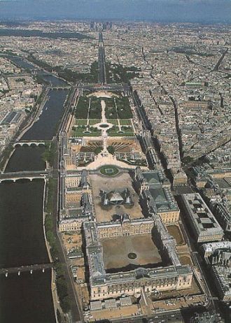 Вид с высота птичьего полета на Лувр сег