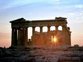 На Акрополе обычно строили храмы в честь