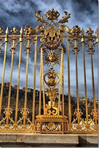 История Версальского дворца начинается в