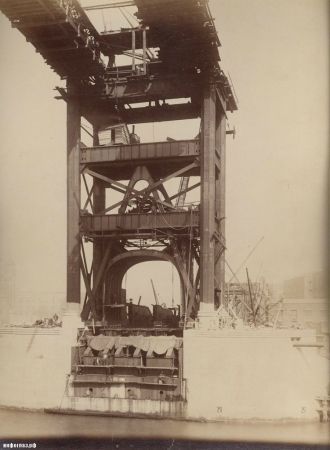 Тауэрский мост украшен двумя башнями, ко