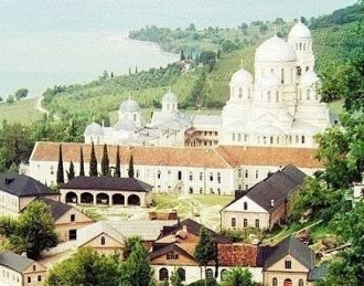 Вид на Ново-Афонский монастырь из келии 