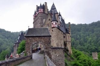 Замок Эльц был построен примерно в XII в