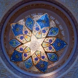 Все люстры в мечети богато украшены суса