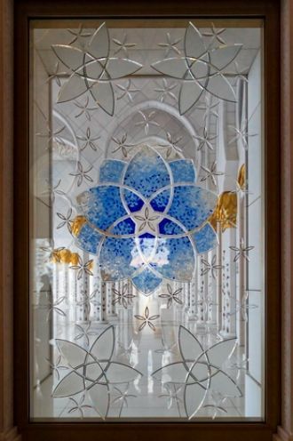 Окна в мечети украшены витражами