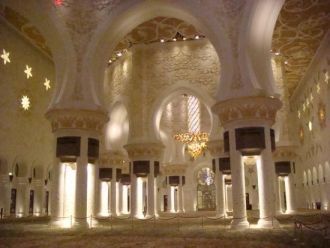 Главный молитвенный зал мечети Шейха Зай