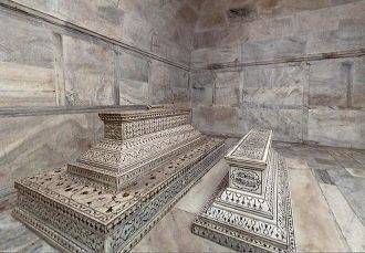 На могиле Шах-Джахана нанесена каллиграф
