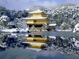 Золотой павильон в Киото зимой