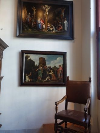 Вестибюль украшен картинами предшественн