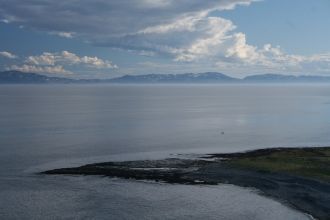 Образует хорошие гавани: в южный берег в