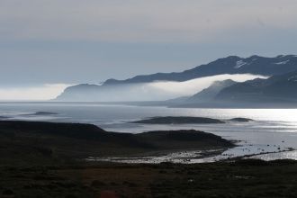 Длина 90 км, ширина у входа в залив дост