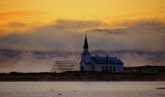 Тут находится часовня короля Оскара II. 