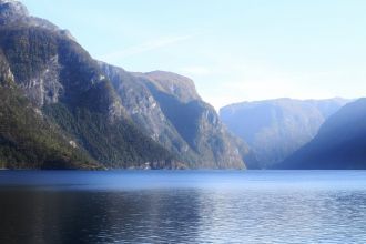 Вокруг фьорда расположились крутые горы,