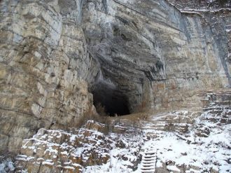 В пещере в начале прошлого века жил и пр