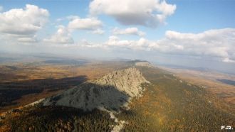 Напластование кварцитов в блоках чередуе