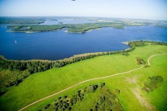 Озёра окружают огромные лесные массивы.