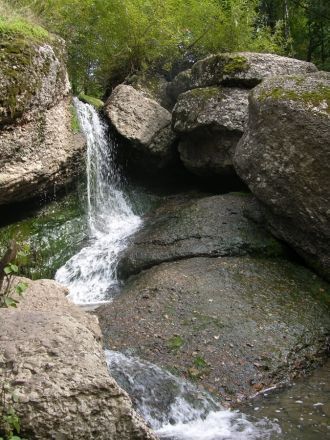 Грот имеет три входа: со стороны водопад