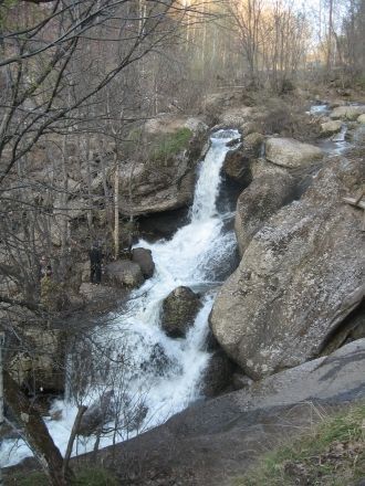 Водопад образован ручьем Кук Караук.