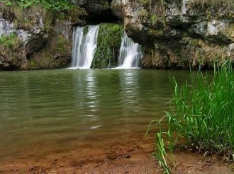 Гора, где находится водопад Атыш, сложен