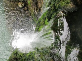 В Атышский грот можно зайти и встать пря