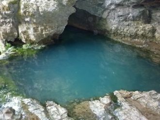 Под водопадом вода выбила небольшое озер