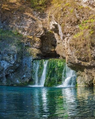 Севернее от уникального водопада находит