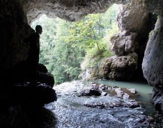 В далекие времена грот водопада служил о