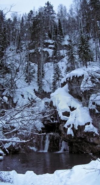 Внутри мощный поток воды бьет из наклонн