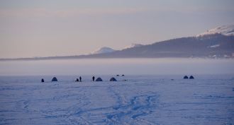 Зимой озеро замерзает
