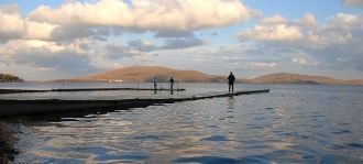 Озеро тектонического происхождения.