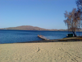 Из озера вытекает река Янгелька, правый 