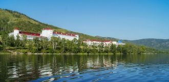 В озере водится много рыбы — сиг, пелядь