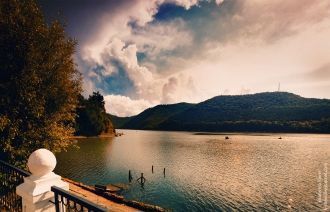 Также происхождение озера объясняет стар