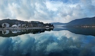 Версий происхождения озера множество.