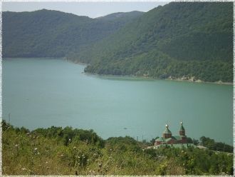 Длина 2600 м, ширина 600 м, площадь пове