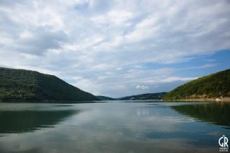 Высокие пирамидальные тополя, дубы и гра