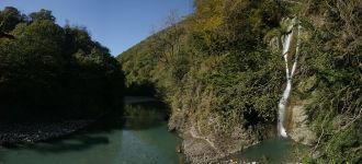 Маршрут к водопаду пролегает вдоль берег