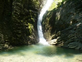 Он находится в 14 км к северу от города,