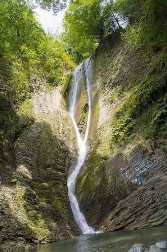Общая высота 2-каскадного водопада 27 ме