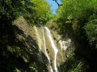 Вертикальные склоны уступа по обе сторон