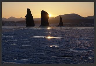 Во время отлива все 3 скалы соединяются 