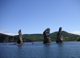 Три Брата, расположенные в 300 метрах от