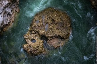 Длина теснины около 400 метров, из котор