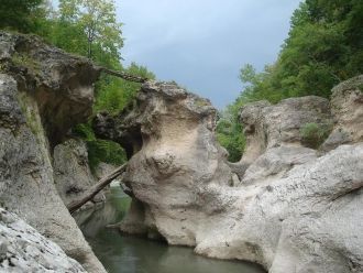 Поэтому даже в самый жаркий полдень здес