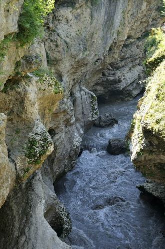 В глубине Хаджохской теснины река, с гро