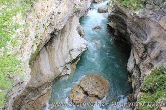 Тысячи лет затем воды реки, вгрызаясь в 