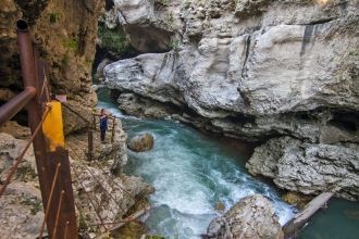 Теснина находится возле поселка Каменном