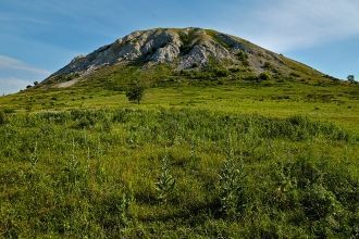 Сложен из осадочных пород пермского пери