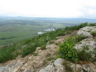 Сложенный из осадочных пород, ископаемых